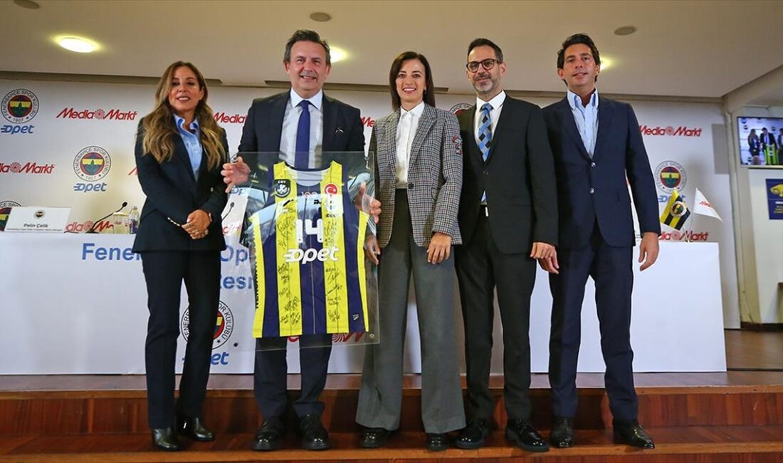 Fenerbahçe Opet Kadın Voleybol Takımı ile MediaMarkt arasında sponsorluk anlaşması
