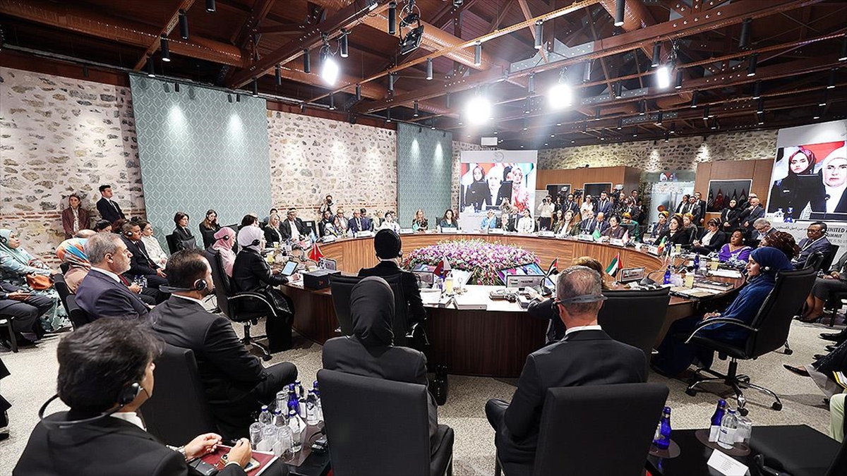 Birçok ülkeden devlet ve hükümet başkanlarının eşleri ve özel temsilcileri,