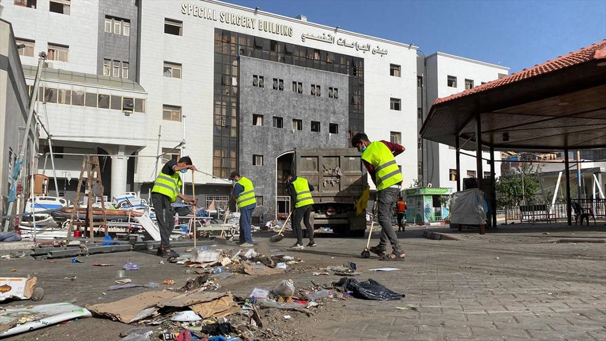 Filistinli gençler, İsrail ordusunun baskınına uğrayan ve bir kısmı tahrip