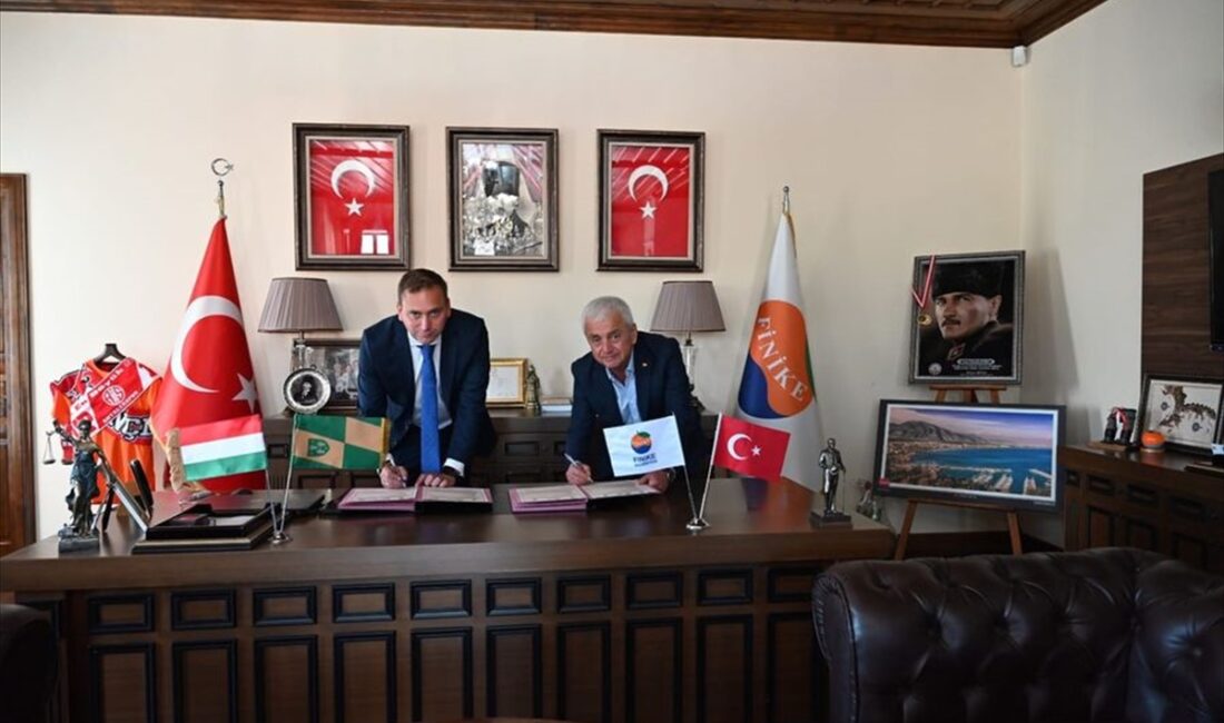 ANTALYA (AA) – Antalya'nın Finike ilçesinde yetişen portakallar, Macaristan'ın başkenti