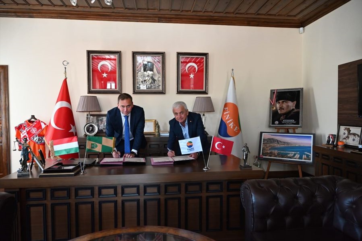ANTALYA (AA) – Antalya'nın Finike ilçesinde yetişen portakallar, Macaristan'ın başkenti
