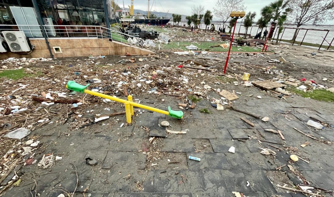 Zonguldak'ın Karadeniz Ereğli ilçesinde etkisini sürdüren olumsuz hava koşulları nedeniyle