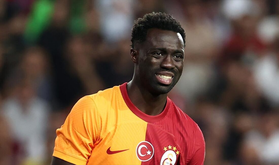 Galatasaray'ın Kolombiyalı savunma oyuncusu Davinson Sanchez'in sol üst arka adalesinde