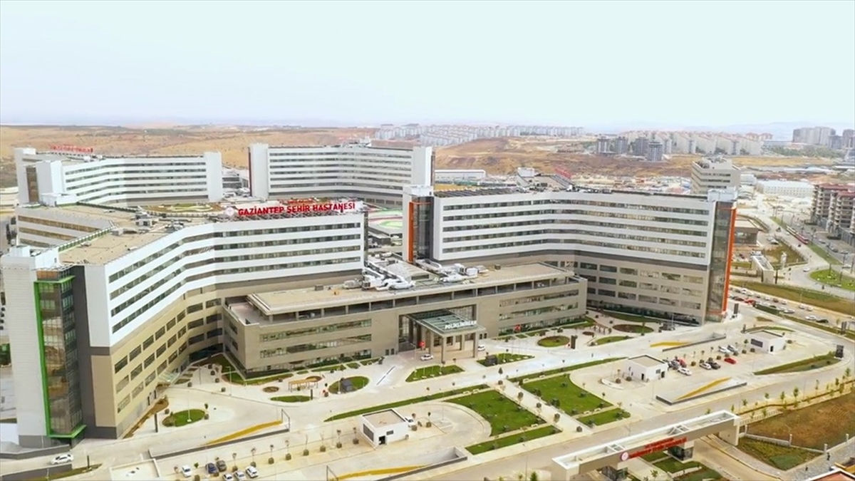 Sağlık Bakanı Fahrettin Koca, Gaziantep Şehir Hastanesinde 35 günde 140