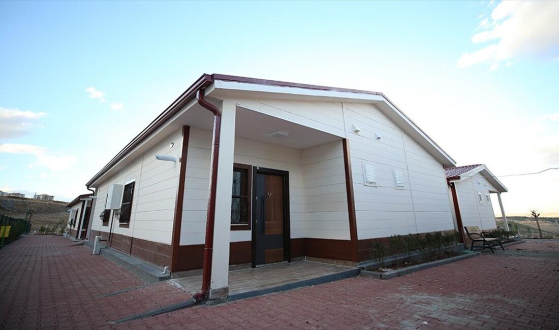 Gaziantep'te yetimler için yapılan 100 deprem konutu ücretsiz tahsis edilecek Kahramanmaraş merkezli 6 Şubat'taki depremlerde ailesinden bir bireyi kaybedenlere ve