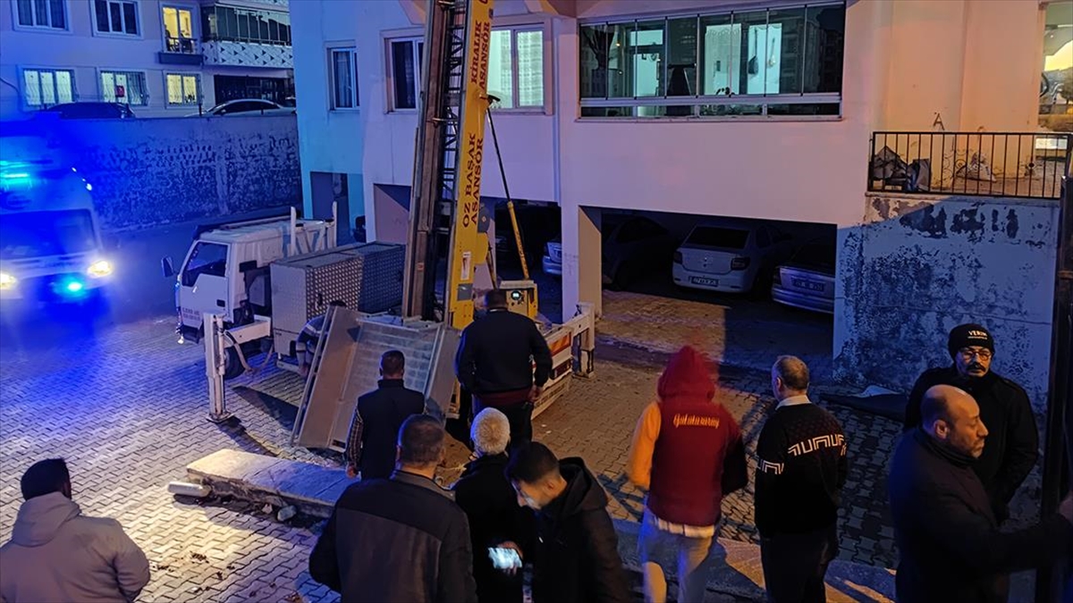 Gaziantep'in Şahinbey ilçesinde bir dairenin tadilatı için kullanılan yük asansöründen
