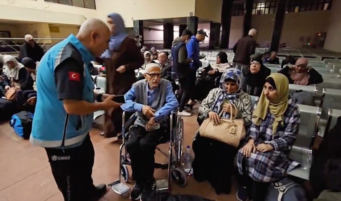 Sağlık Bakanı Fahrettin Koca, 61 hasta ve 49 refakatçinin daha