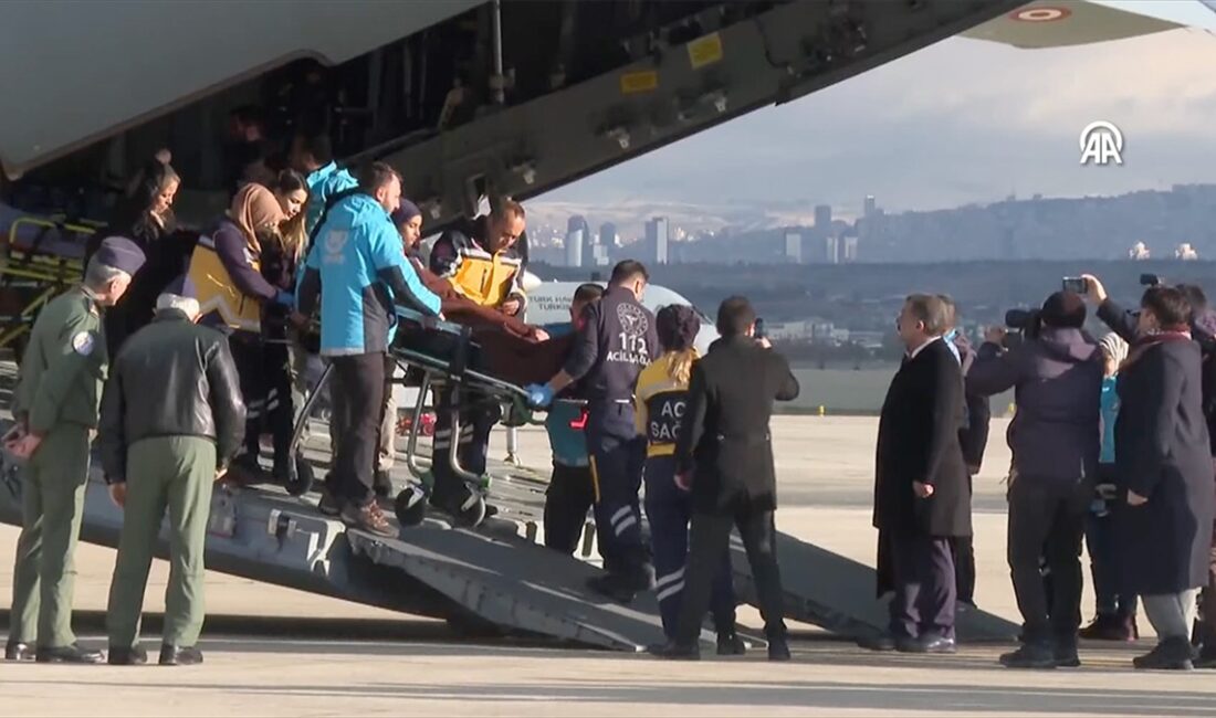 Gazzeli hastaları taşıyan Milli Savunma Bakanlığına ait uçak Ankara'ya indi Uçaktaki 61 hasta, havaalanında bekleyen ambulanslarla Bilkent ve Etlik şehir