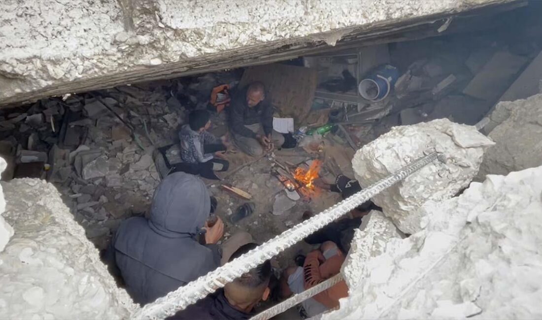 Filistinliler, İsrail ordusunun haftalarca bombaladığı Gazze Şeridi'nde yıkılan evlerinin enkazında