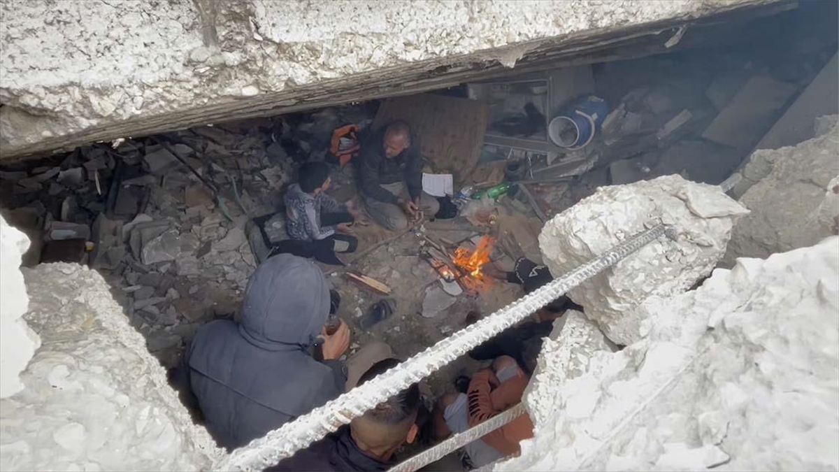 Filistinliler, İsrail ordusunun haftalarca bombaladığı Gazze Şeridi'nde yıkılan evlerinin enkazında