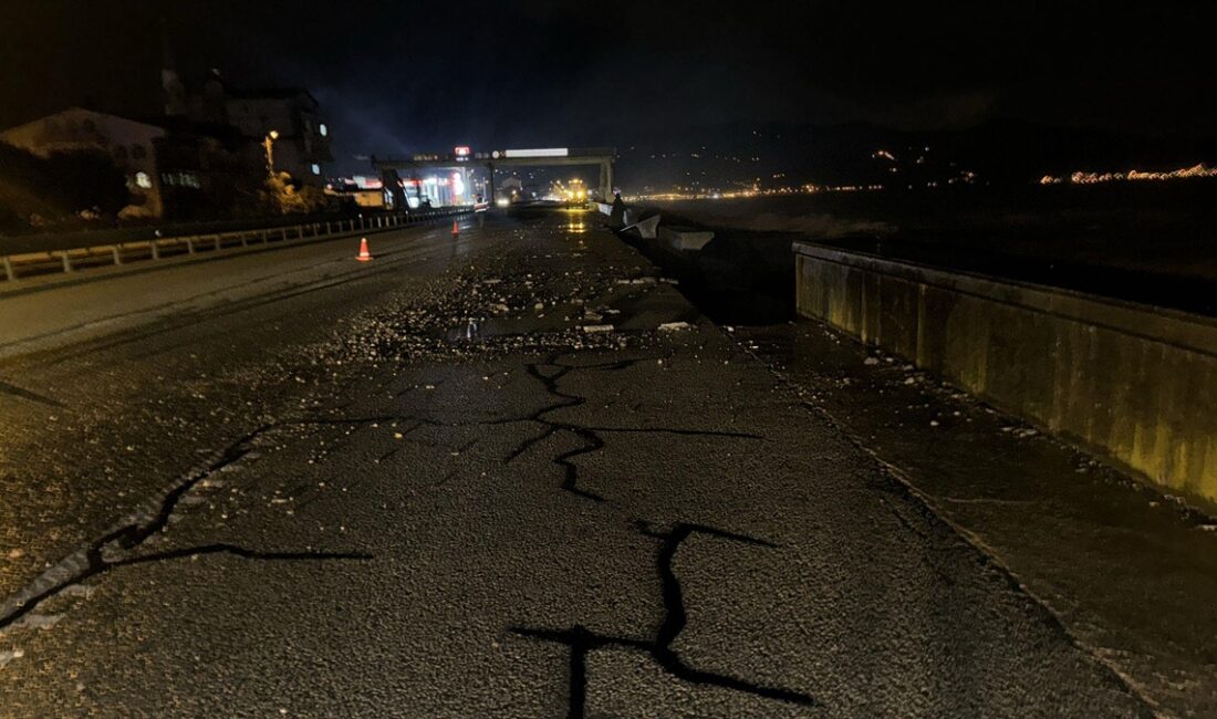 Giresun'un Espiye ilçesinde, Karadeniz'de etkili olan fırtına nedeniyle oluşan dalgalar