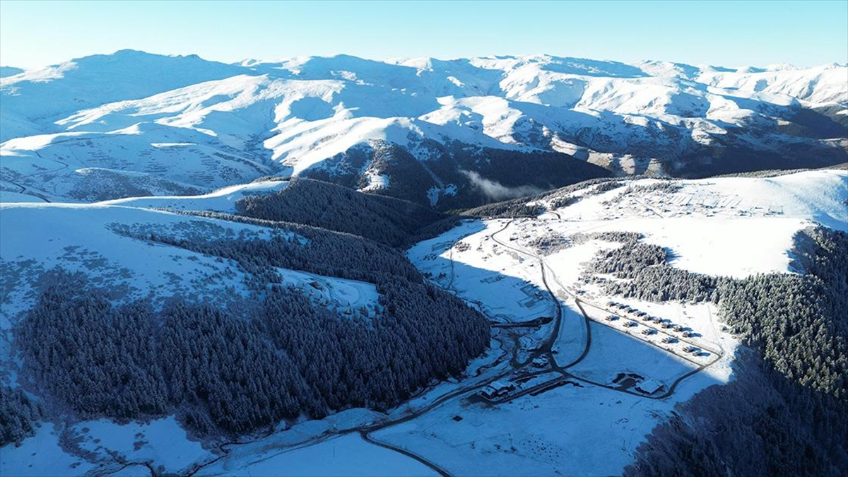 Giresun'un 1700 rakımlı Kümbet Yaylası, kar yağışı sonrası beyaz örtüyle