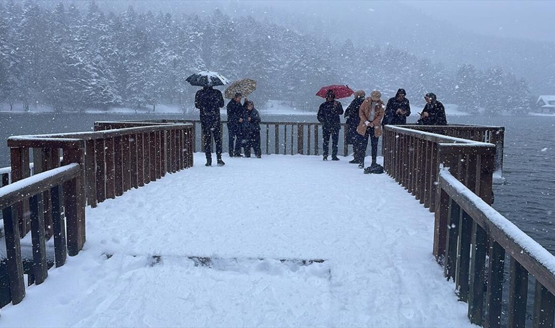 Bolu'daki Gölcük Tabiat Parkı'nda kar yağışı etkisini sürdürüyor.