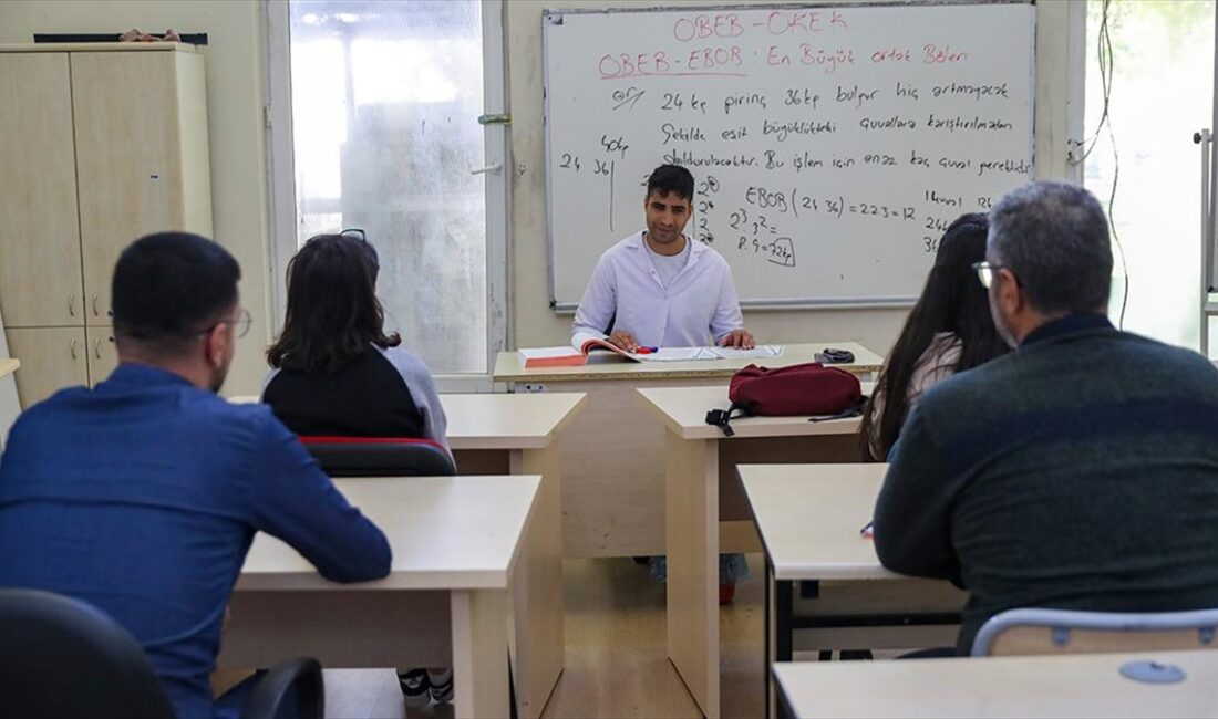 Diyarbakır'da doğuştan görme engelli Kadir Tek, üniversite eğitimini tamamladıktan sonra