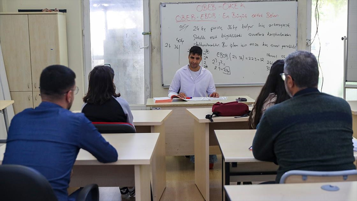 Diyarbakır'da doğuştan görme engelli Kadir Tek, üniversite eğitimini tamamladıktan sonra