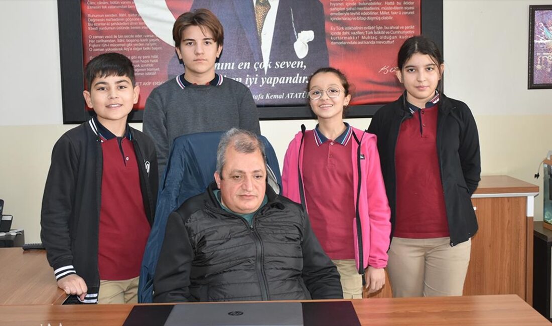 Afyonkarahisar'da yaşayan 47 yaşındaki görme engelli rehberlik öğretmeni Hasan Hüseyin
