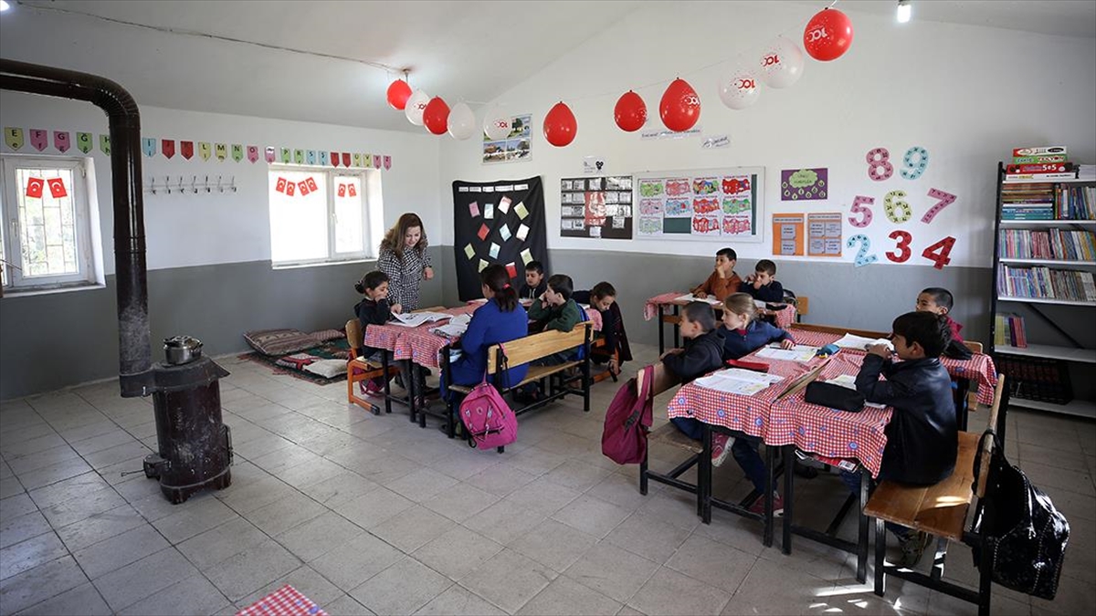 Muş'un en ücra köylerinden birinde geçen yıl göreve başlayan sınıf