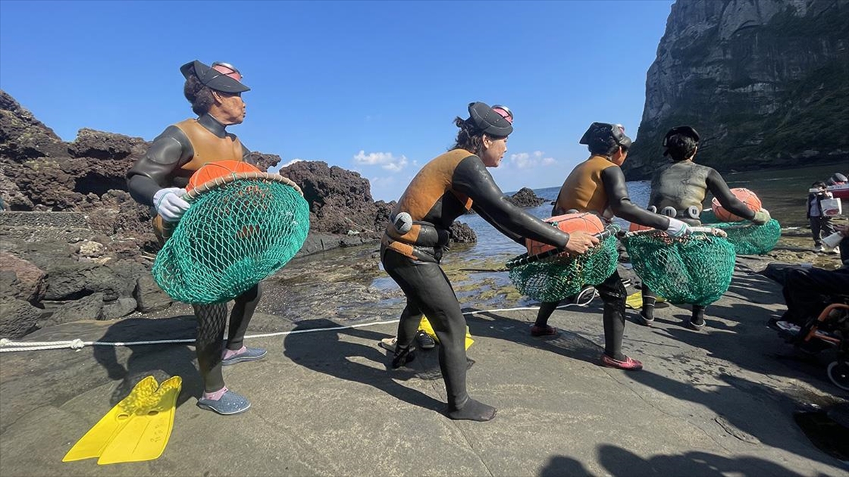 Güney Kore'nin Jeju Adası'nda yaşayan ve "deniz kızı" anlamına gelen
