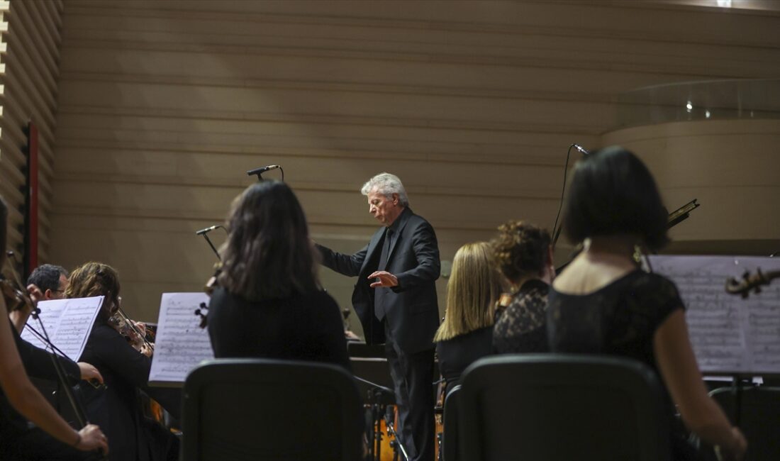 Konserde, Ahmed Adnan Saygun'un "Eski Üslupta Kantat", Faik Canselen'in ise