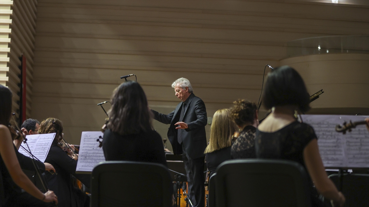 Konserde, Ahmed Adnan Saygun'un "Eski Üslupta Kantat", Faik Canselen'in ise