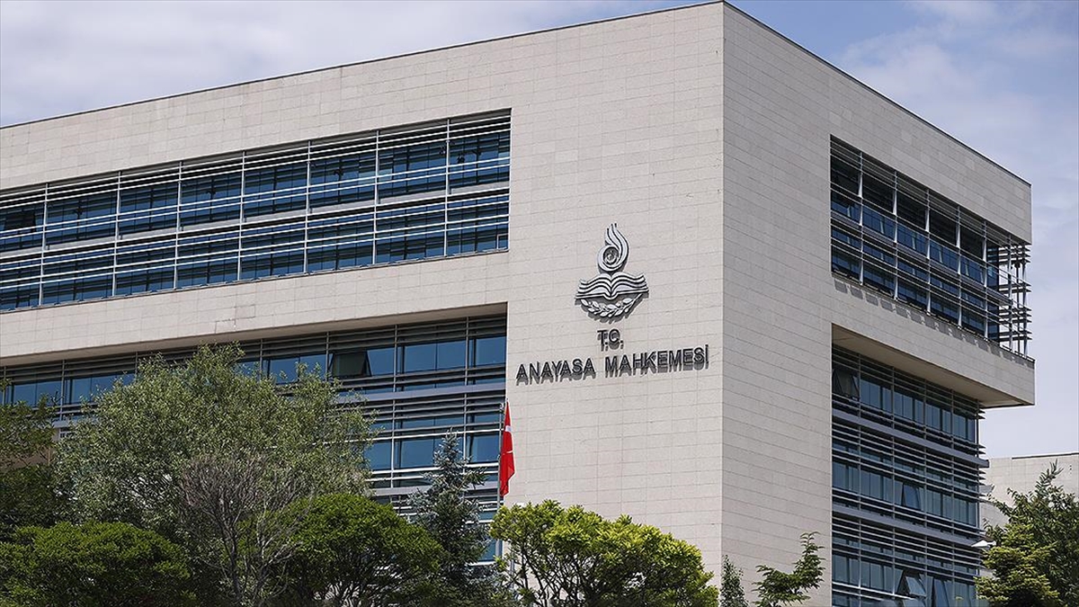 Anayasa Mahkemesi, TCK'ye eklenen, "halkı yanıltıcı bilgiyi alenen yayma" suçuna