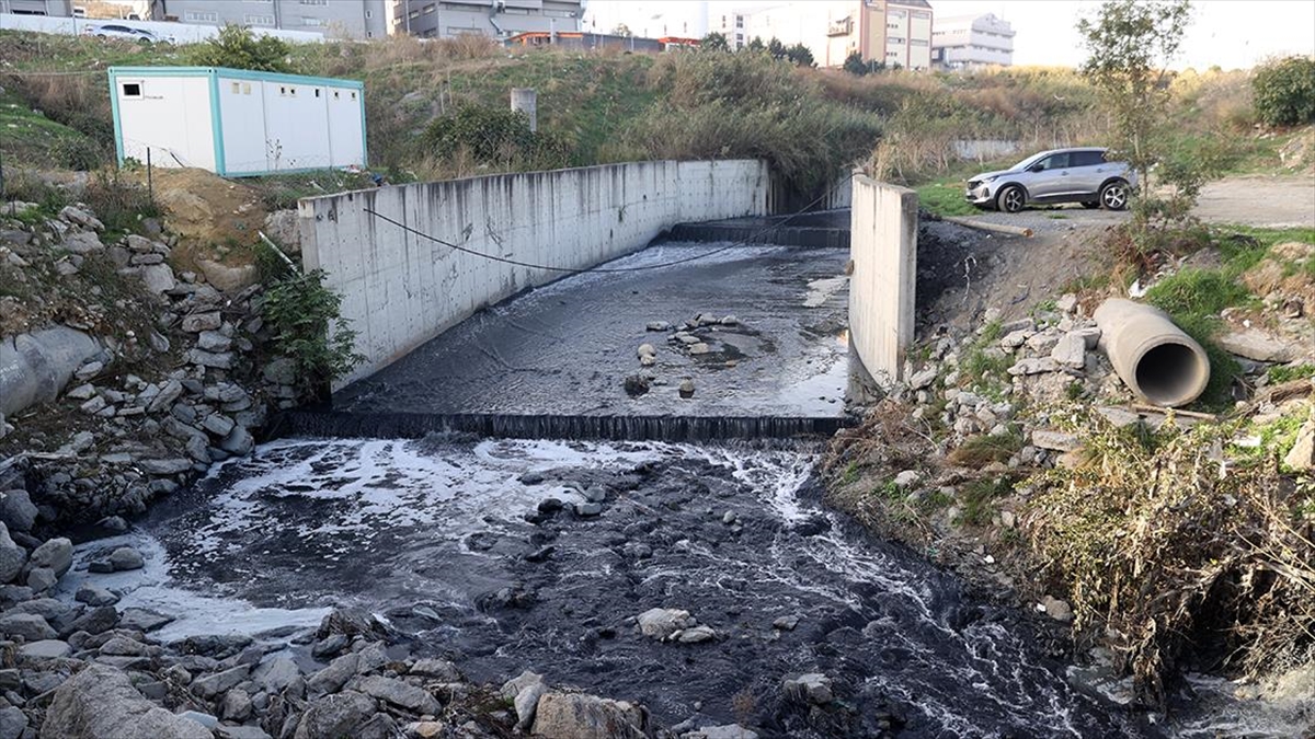 Esenyurt'ta fabrikaların ve sanayi işletmelerinin bulunduğu bölgeden geçen Haramidere'den yayılan
