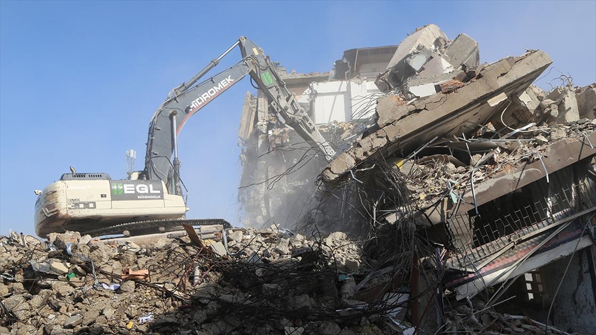Kahramanmaraş merkezli depremlerden etkilenen Hatay'da, ağır hasarlı 2 iş hanının