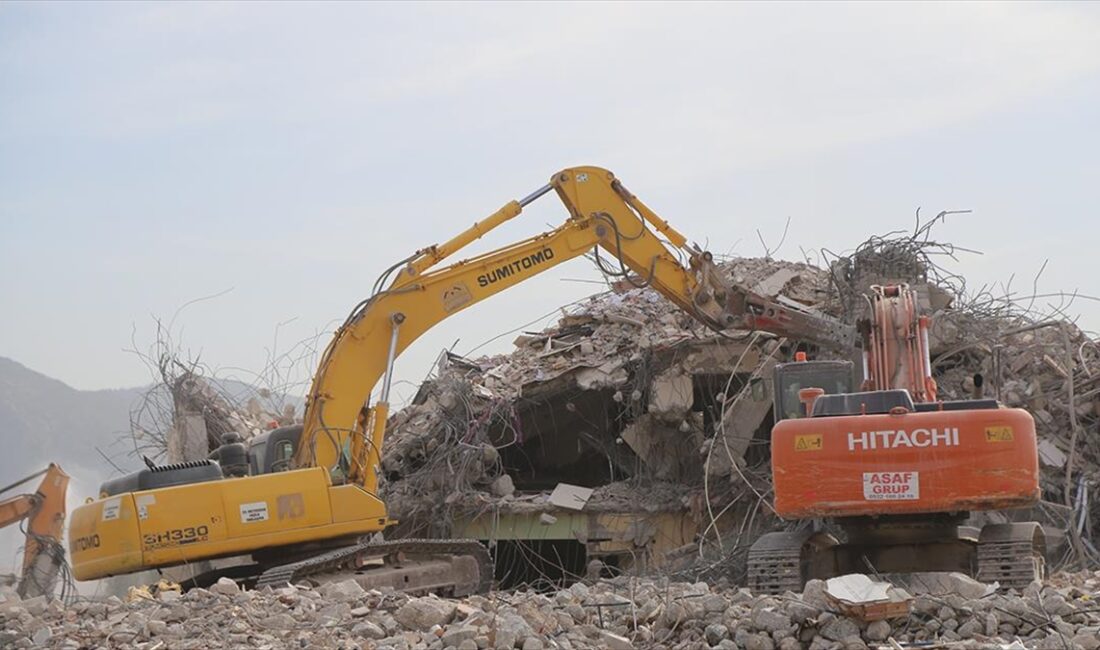 Kahramanmaraş merkezli depremlerden etkilenen Hatay'da, ağır hasarlı 3 binanın kontrollü