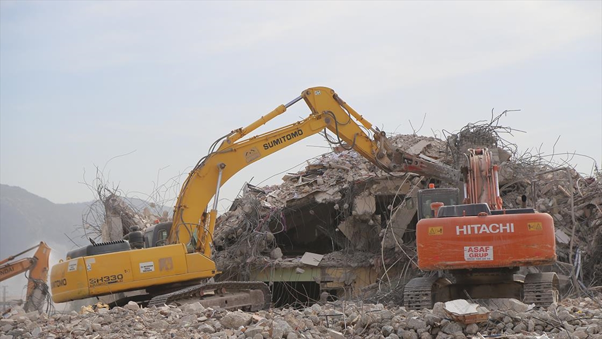 Kahramanmaraş merkezli depremlerden etkilenen Hatay'da, ağır hasarlı 3 binanın kontrollü