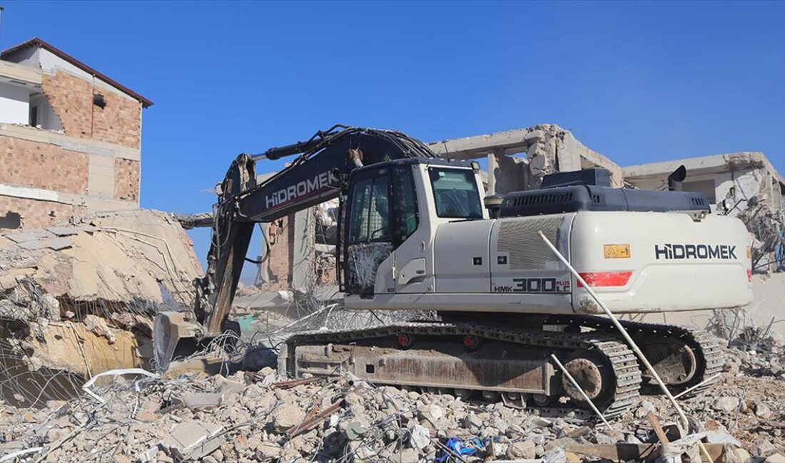 Kahramanmaraş merkezli depremlerden etkilenen Hatay'da, ağır hasarlı 5 binanın kontrollü