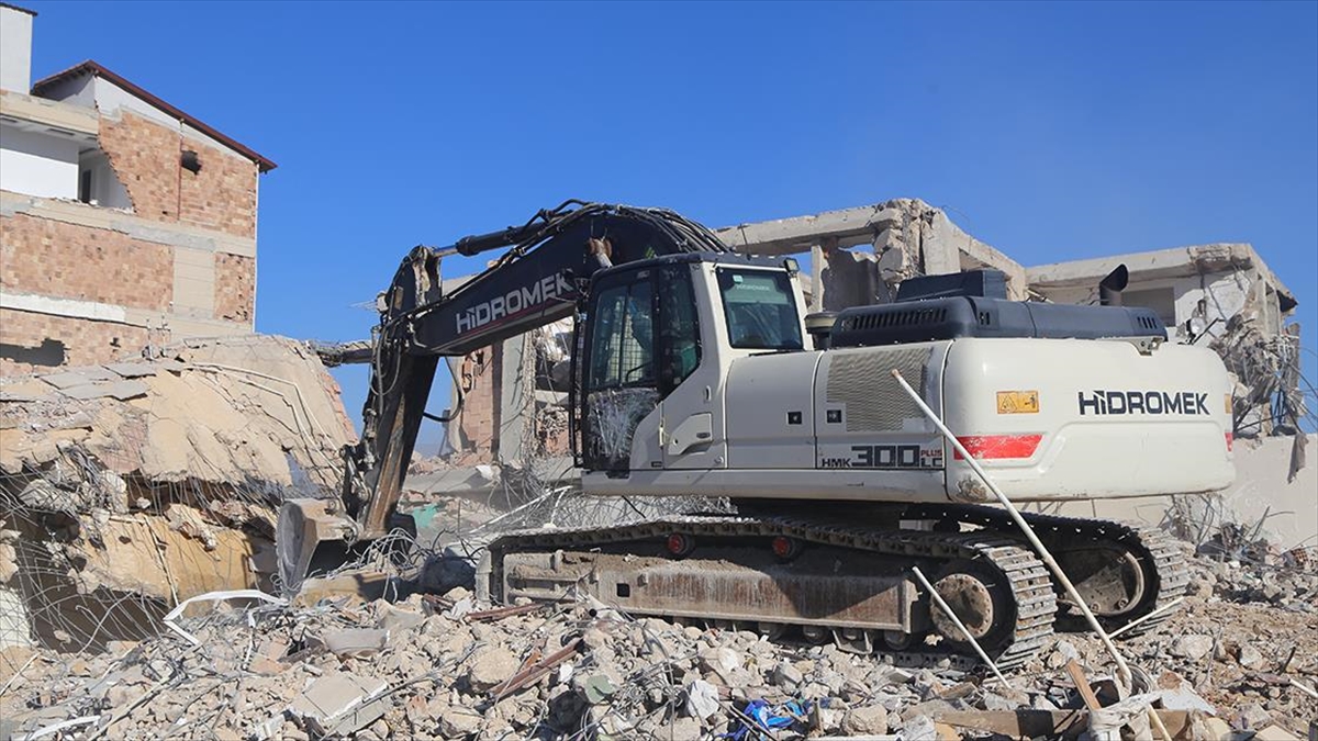 Kahramanmaraş merkezli depremlerden etkilenen Hatay'da, ağır hasarlı 5 binanın kontrollü