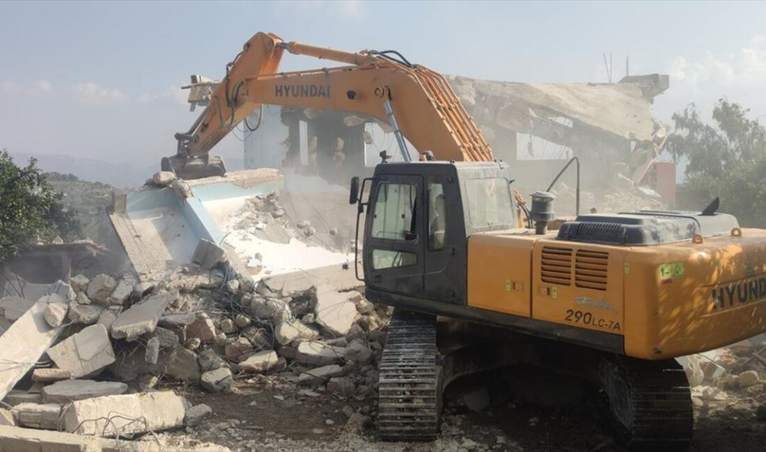 Kahramanmaraş merkezli depremlerden etkilenen Hatay'da, ağır hasarlı müstakil 4 evin