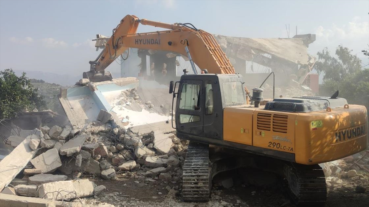 Kahramanmaraş merkezli depremlerden etkilenen Hatay'da, ağır hasarlı müstakil 4 evin