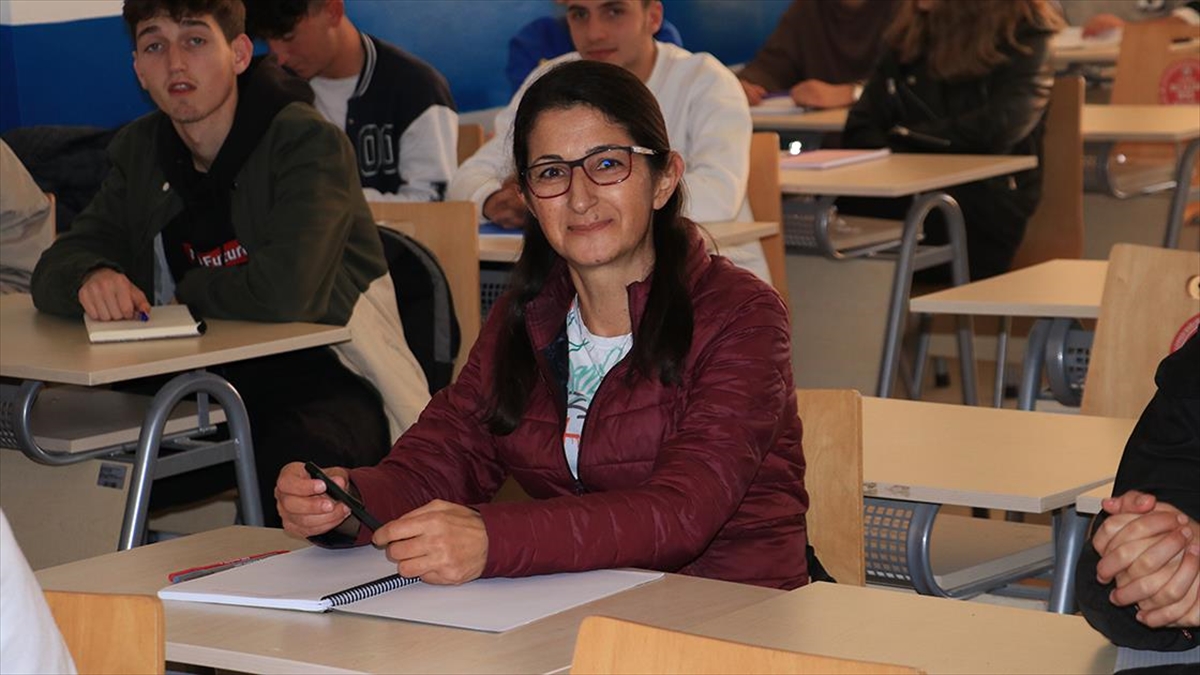 Kahramanmaraş merkezli 6 Şubat'ta medyadan gelen depremlerin etkilediği Hatay'da enkaz