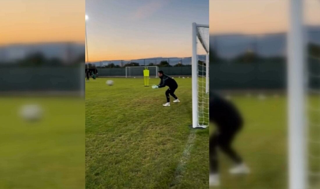 Atakaş Hatayspor Teknik Direktörü Volkan Demirel, takımının antrenmanında kaleye geçti.