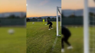 Atakaş Hatayspor Teknik Direktörü Volkan Demirel, takımının antrenmanında kaleye geçti.