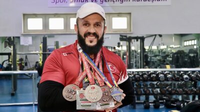 Fitness salonunda antrenörlük yaparken tanıştığı bilek güreşinde bugüne kadar 126