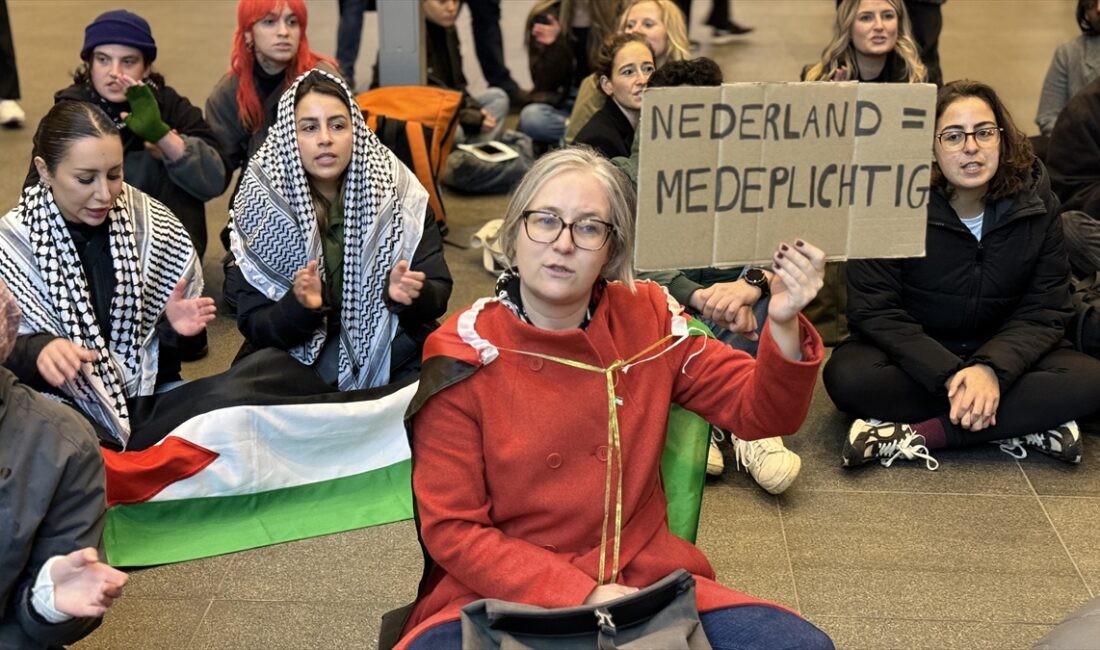 LAHEY (AA) – Lahey’de bir grup gösterici, tren istasyonunda oturma