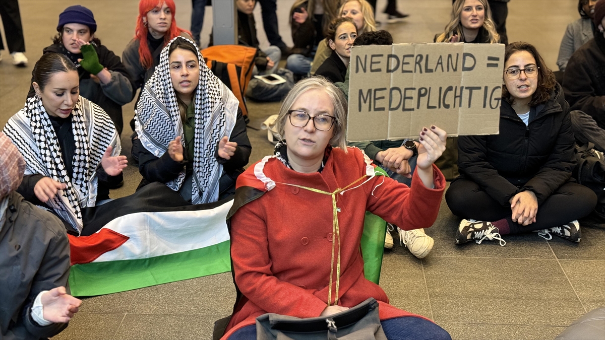 LAHEY (AA) – Lahey’de bir grup gösterici, tren istasyonunda oturma