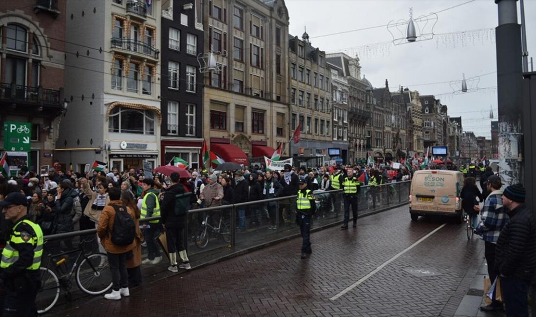 Hollanda'nın başkenti Amsterdam'da, yağışlı havaya rağmen toplanan yüzlerce kişi, Gazze'de