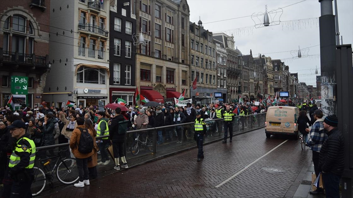 Hollanda'nın başkenti Amsterdam'da, yağışlı havaya rağmen toplanan yüzlerce kişi, Gazze'de