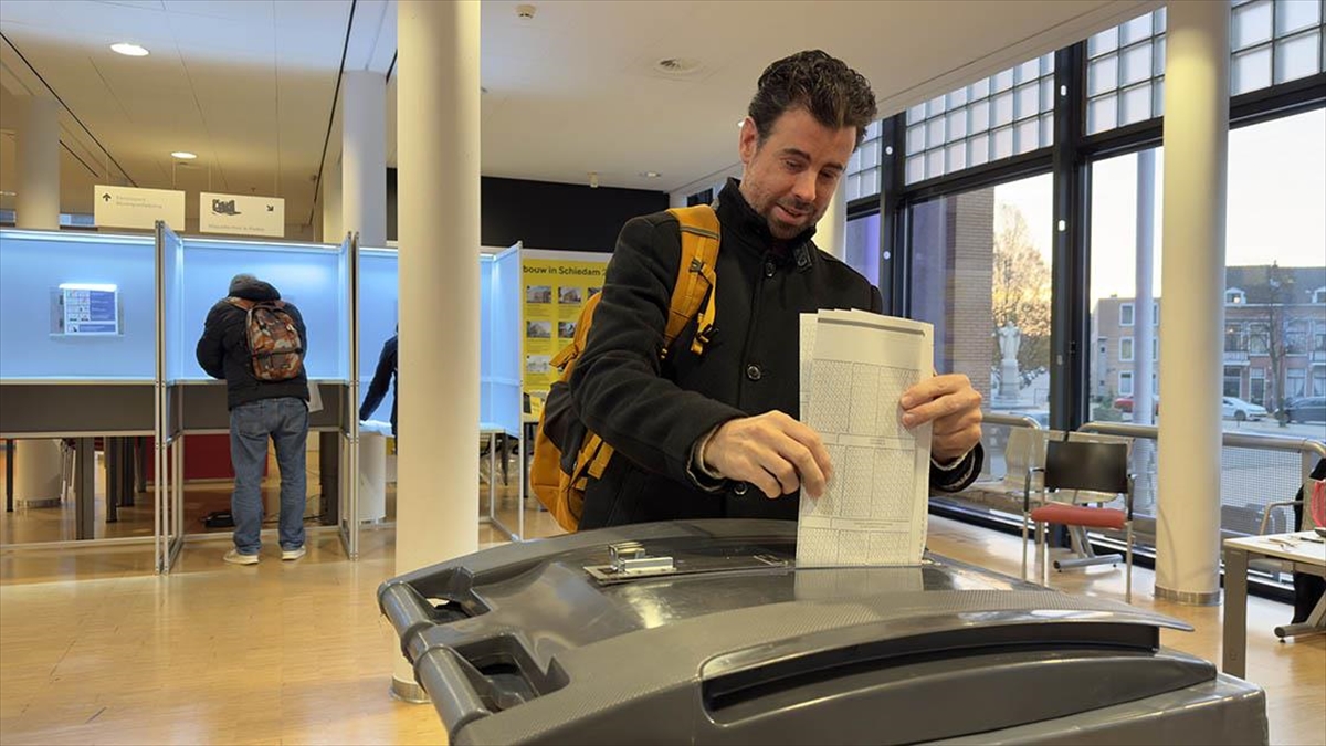 Hollanda'da genel seçimde oy verme işlemi başladı. Genel seçimde 1126