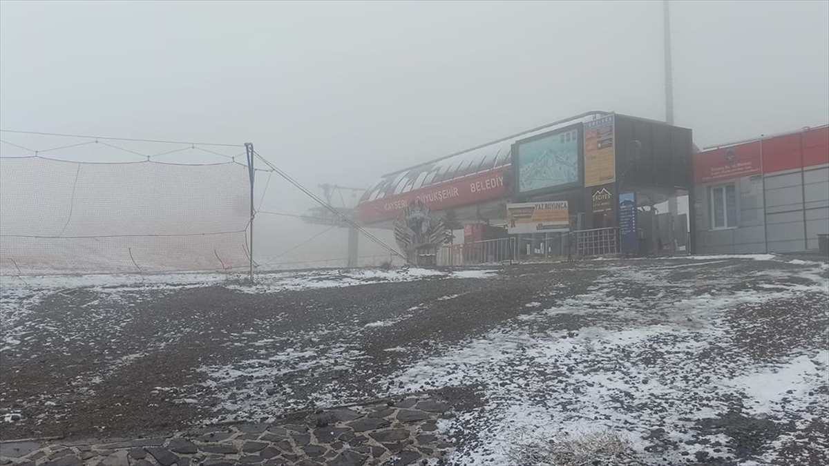İç Anadolu'nun en yüksek dağı Erciyes'te, kar yağışı etkisini sürdürüyor.