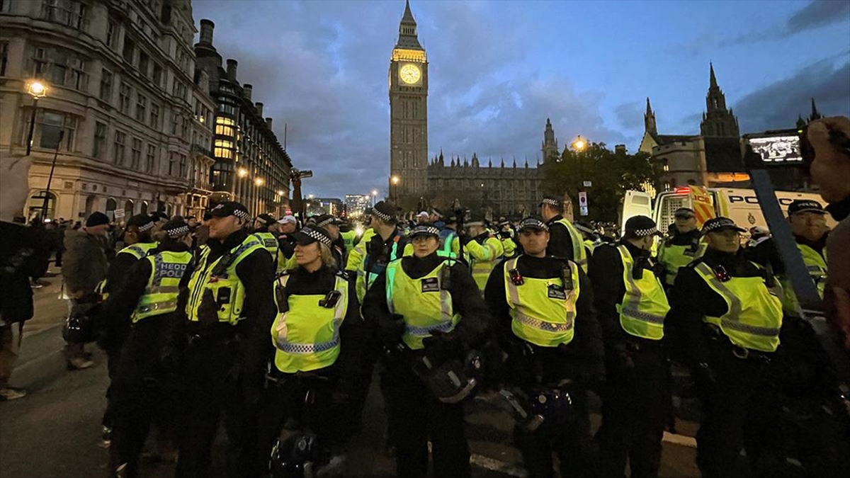 Londra Metropolitan Polisi, kentte yapılan Filistin'le dayanışma yürüyüşü ve aşırı