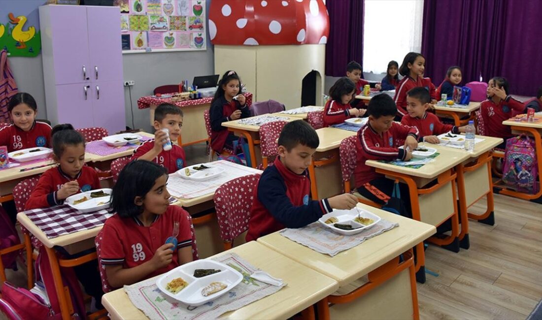 Kırıkkale'de bir ilkokulda öğretmen veli işbirliğiyle başlatılan "sıcak yemek" uygulamasıyla