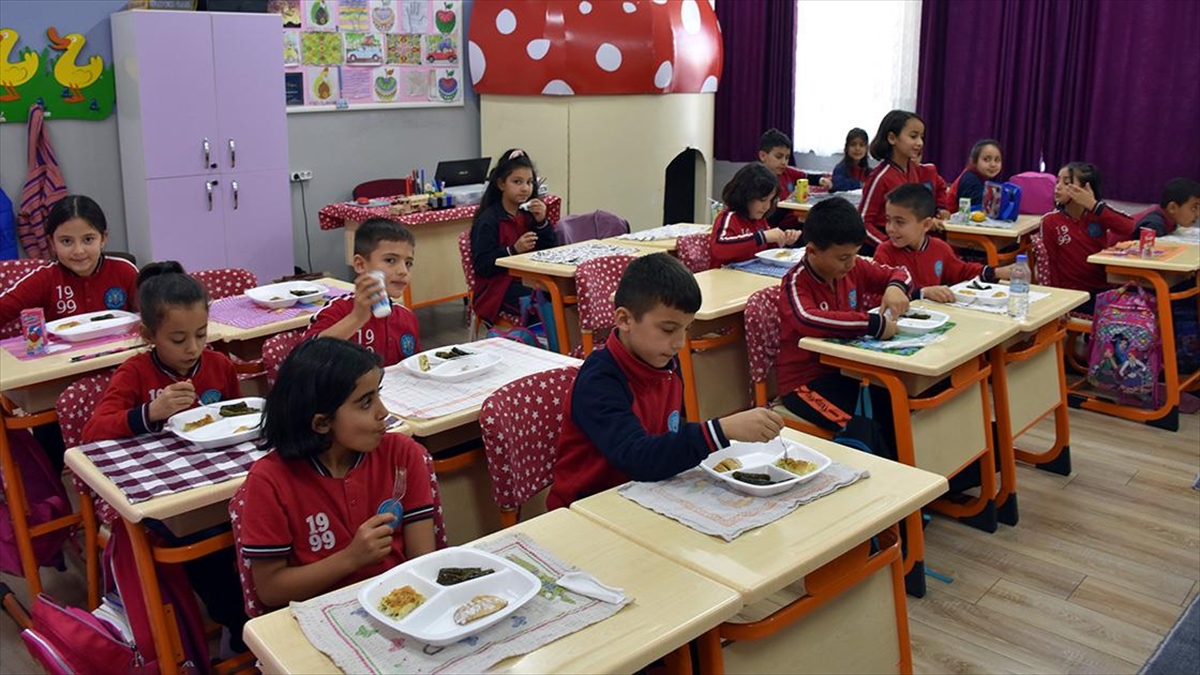 Kırıkkale'de bir ilkokulda öğretmen veli işbirliğiyle başlatılan "sıcak yemek" uygulamasıyla