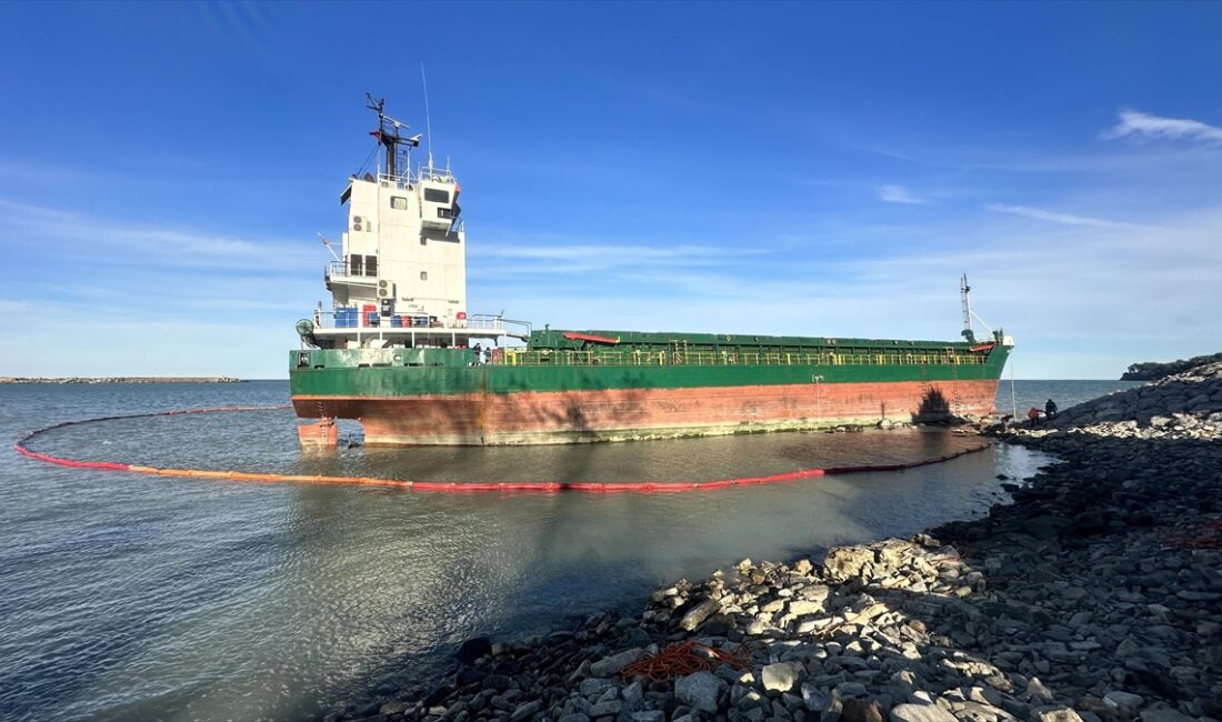 KASTAMONU (AA) – İnebolu Limanı’na y&uuml;k boşalttıktan sonra fırtınada d&uuml;n