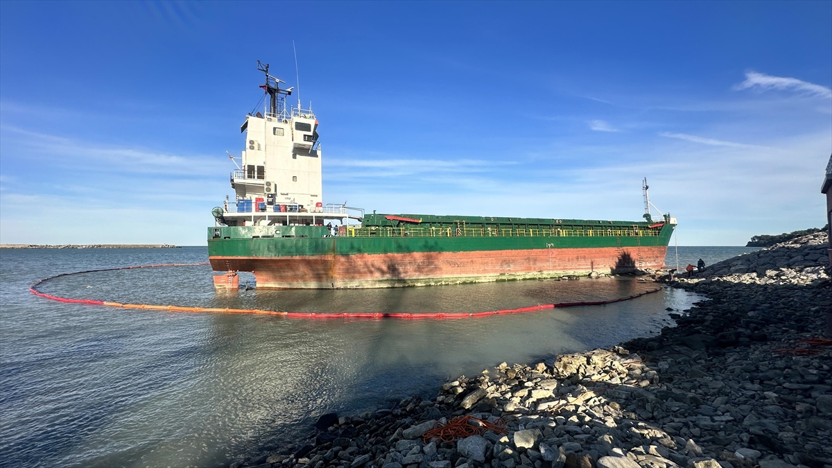 KASTAMONU (AA) – İnebolu Limanı’na y&uuml;k boşalttıktan sonra fırtınada d&uuml;n