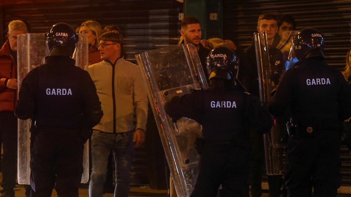 LONDRA (AA) – İrlanda polisi, dün 3’ü çocuk olmak üzere