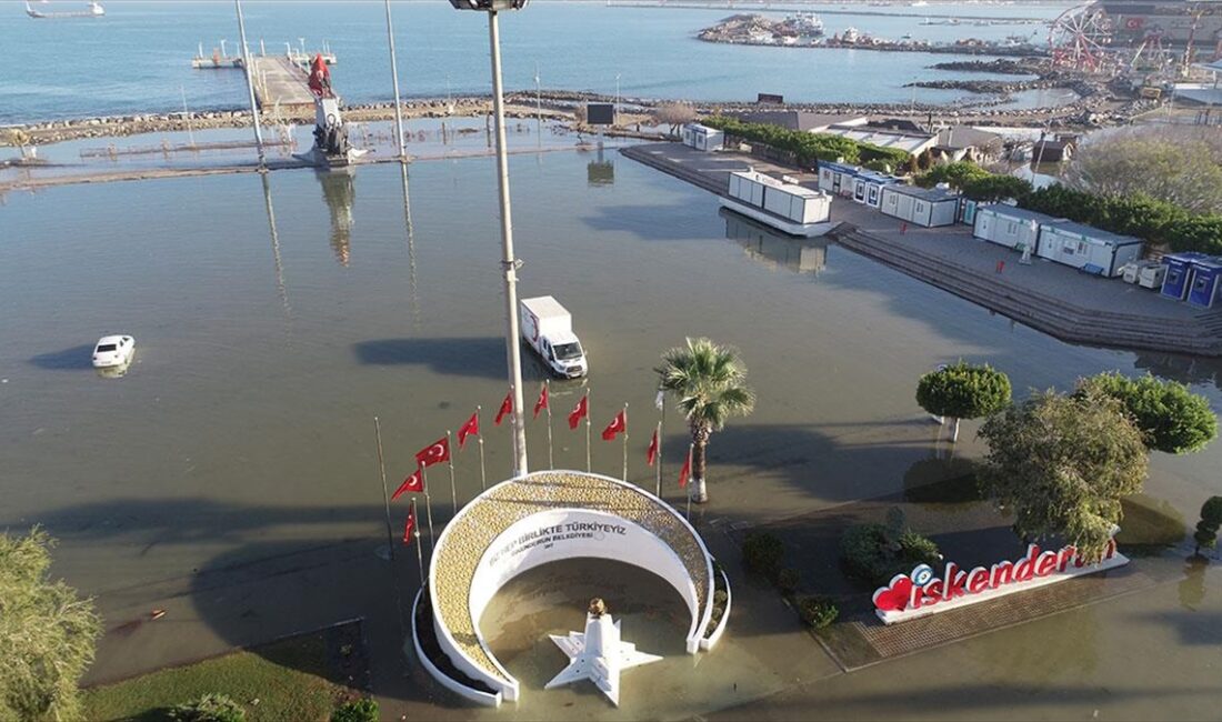 İskenderun'da denizin taşması sonucu su basan ev ve iş yerlerinde temizlik sürüyor HATAY (AA) – Bölgede önceki gün etkili olan kuvvetli rüzgar